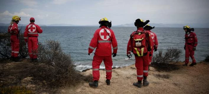 Η ασίγαστη δύναμη των εθελοντών: Θα συνεχίσουμε τις περιπολίες κοντά στα βράχια για τους αγνοούμενους